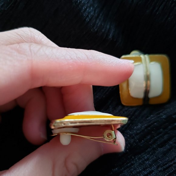 Vintage Cream and Yellow Enamel Square Clip On Earrings - Picture 4 of 10